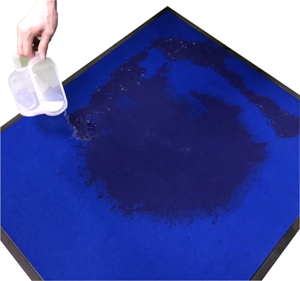 除菌マットの薬剤を投入している写真