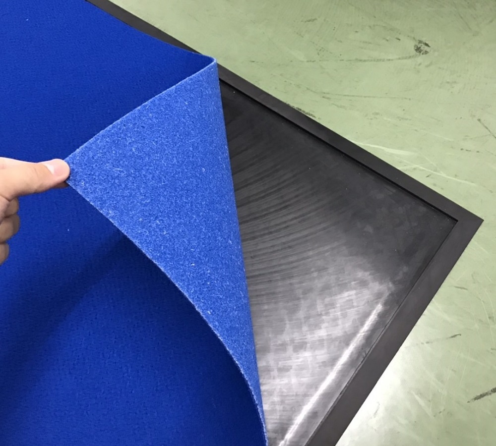 除菌マットの表面を外している様子の写真